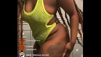 Jouer La strip-teaseuse de Cleveland Cheyanne Simone apprend à applaudir un gros butin pour une bite.