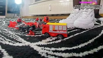 播放 粉碎粉碎 5 辆消防车 芭蕾舞女演员运动鞋高跟鞋尼龙鞋 女孩完全摧毁了 5 辆消防车 她连续粉碎了 5 辆汽车，并用 4 种不同的鞋子芭蕾舞女演员运动鞋高跟鞋