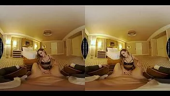 تشغيل صديقة الليلة - أيلا دونوفان تمنح المعجبين العلاج الذي كان يتوق إليه