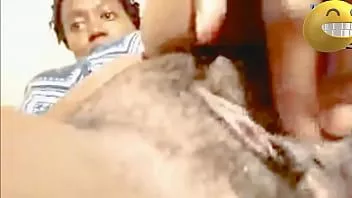 播放 黑色书呆子乌木老师与大胸部和多肉的阴道