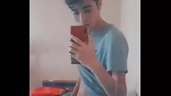 Oynat Büyük çük twink oğlan cums içinde the mirror