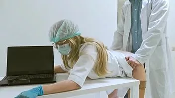 Abspielen Die Krankenschwester wollte so gerne ficken, dass sie sich dem Arzt in seiner Praxis ergab