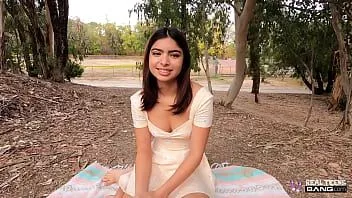 Abspielen Echte Teens - süße 19-jährige Latina dreht ihren ersten Porno