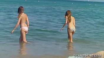 Odtwórz Nagie i topless kobiety na plaży.