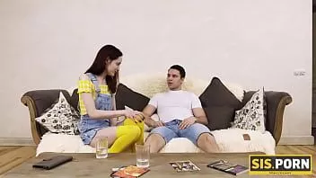 Putar Kak.porn. pelacur senang mendapatkan tagihan lain meskipun sebenarnya saudara tirinya membayar untuk mendapatkannya