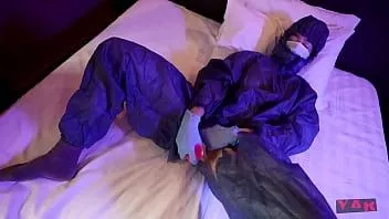 Abspielen Ein Virologe wichst vor sich und einem Arbeitskollegen. großer schwanz spritzt mit sperma ins gesicht in die maske.