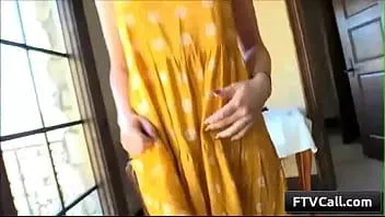 Oynat Genç ve seksi tatlı amatör kız kylie, farklı seksi kıyafetler denerken seksi vücudunu ortaya koyuyor