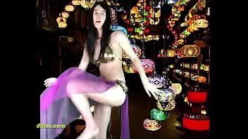 تشغيل راقصة صينية تبهرهم في اسطنبول