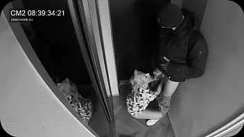 play Kamera tersembunyi - istri menyedot tukang pos sementara suami di sebelah. tradisi eropa.