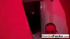 Afspelen Kendra Cole's stomende solo-douchesessie