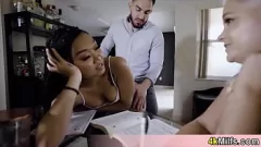 play Remaja cantik Bella dan milf lina berbagi vagina mereka dengan tutor beruntung peter