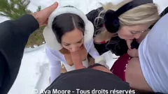 play Dwóch brudnych blond i brunetki ssą kutasy na śniegu i kończą z pokrytymi spermami twarzy