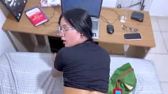 Afspelen C Curvaceous Latina Gamer doordrenkt van plezier tijdens de pc -gamesessie