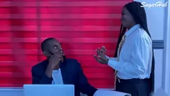 Abspielen Busty African Babe reitet großen schwarzen Schwanz im Büro