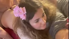 Riproduci La moglie traditrice bionda scopa un altro ragazzo di fronte a suo marito