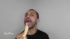 Riproduci Fetish di frutta coperto di sperma: guarda questi pezzi salivare e masticare