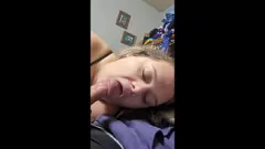 Oynat Tutu'daki Üvey Anne, Ailenin Ters Kovboy Kız Eylemindeki Büyük Horoz Üvey Oğlundan Tavşan Anal Tak ve Yüz Alıyor