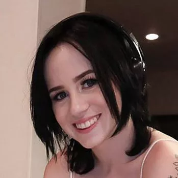 अभिनेता Remi Jones